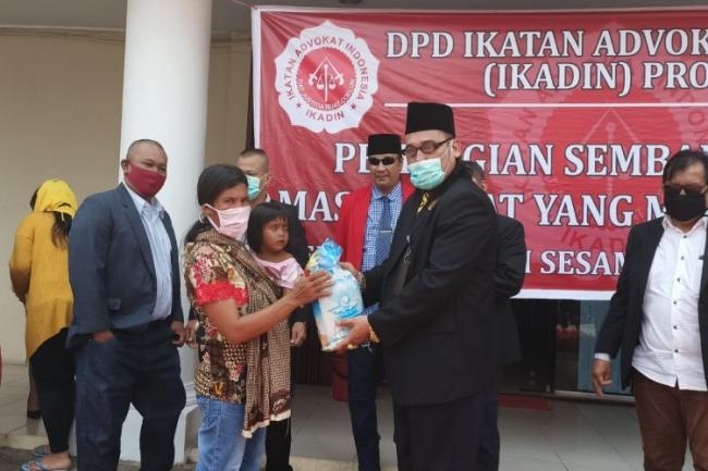 Sambut Ramadhan, Ikadin Kepri Bagi Sembako untuk Warga Terdampak Covid-19