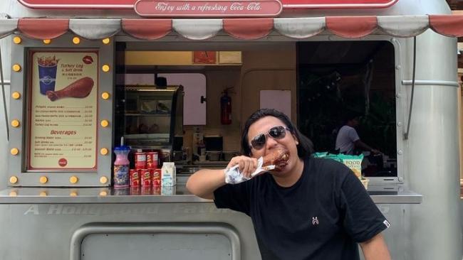 Padukan Tanjak dan Hot Pants, Selebgram Keanu Agl Dikritik Tokoh Melayu Riau