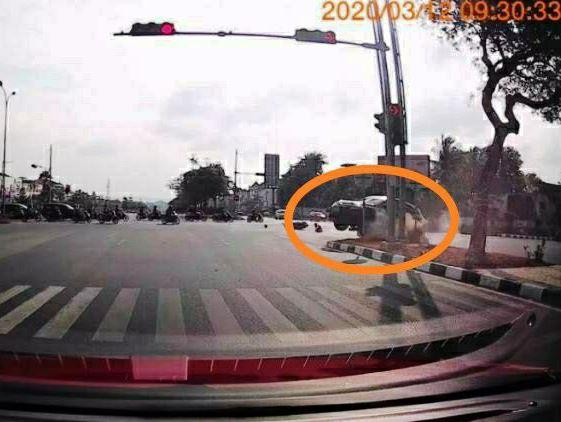 Video Mobil Honda Ngebut Lalu Hantam Tiang di Simpang Gelael Batam