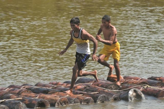 Lari di Atas Tual Sagu di Pesta Sungai Bokor Jadi Tradisi