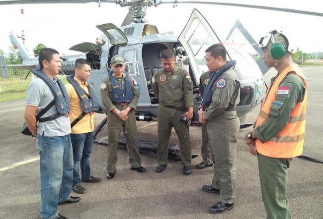 TNI AL Kerahkan Helikopter Pantau Limbah Minyak Hitam di Lagoi