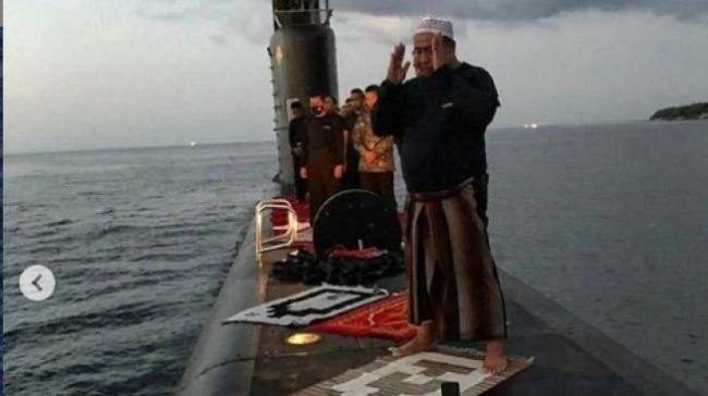 Viral Foto Anggota TNI Salat di Atas Kapal Selam, Warganet Terharu