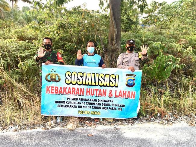 Babinsa di Karimun Rela Keliling Kampung Demi Sosialisasikan Bahaya Karhutla
