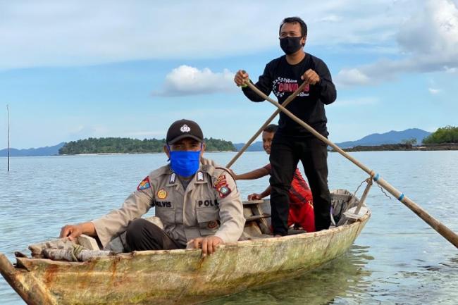 Pakai Sampan, Camat dan Kapolpos Katang Bidare Salurkan Sembako ke Warga