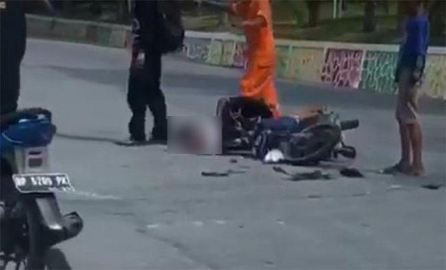 Bonceng Tiga, Remaja Terkapar Usai Motor Hantam Truk di Karimun
