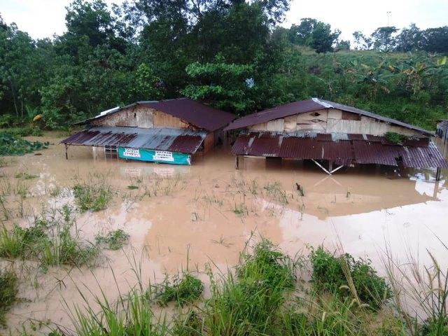 Banjir Terjang Ruli Batuaji, Air Menggenang Sampai Atap Rumah