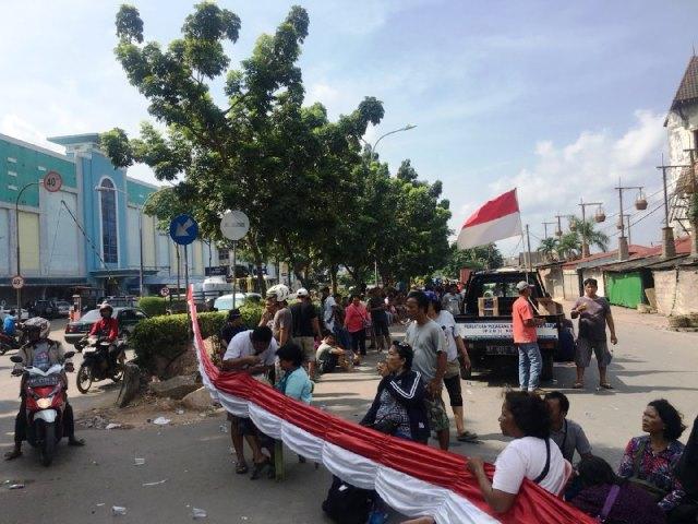Pedagang Blokir Akses Jalan Depan Pasar Induk Jodoh