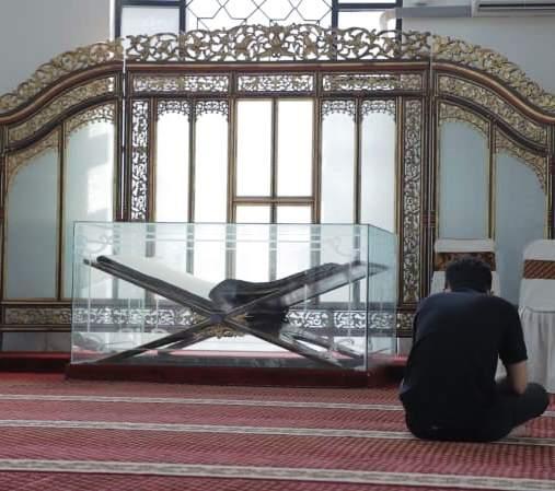 Mengenal Alquran Raksasa Bertinta Emas dari Masjid Solo