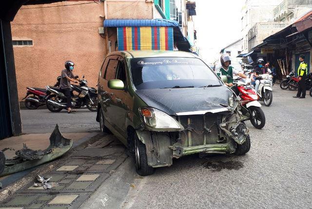 Avanza Hantam Keras Truk Pengangkut Besi di Karimun, Ban Nyaris Lepas