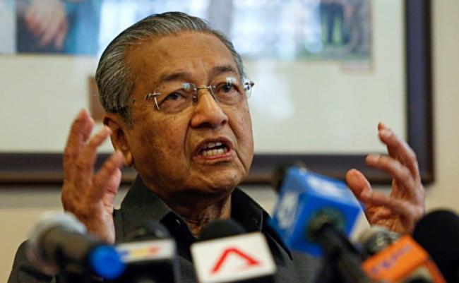 Mahathir Mohamad Dilempari Sepatu Hingga Kursi Saat Pidato