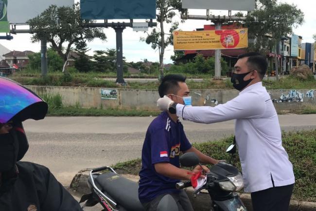Polda Kepri Bagi Ratusan Ribu Masker ke Warga Cegah Corona