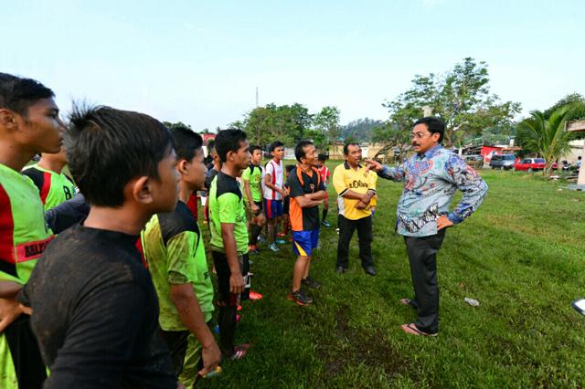 Ikut Bergabung Latihan Bola Anak-anak, Ini Pesan Nurdin Basirun