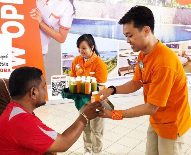 Haris Batam Hotels Bagikan Jus Gratis di Terminal Ferry Batam Centre
