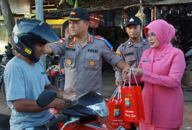 Pejabat Polda Kepri dan Bhayangkari Bagi-bagi Takjil di Lampu Merah Nongsa