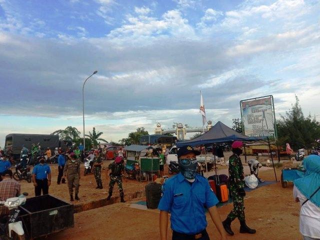 Tim Gabungan Bubarkan Kerumunan Warga di Pasar Kaget dan Kedai Kopi Batam