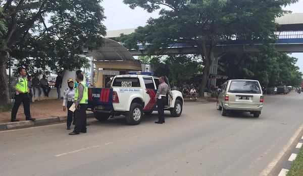 Petugas Tertibkan Mobil Parkir Sembarangan di Batam Centre