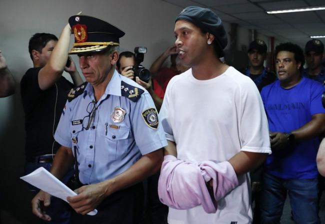 Dipenjara, Ronaldinho Bikin Timnya Juara Main Bola Sesama Napi