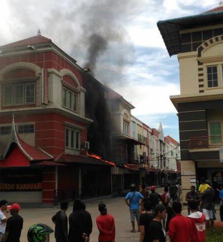 BREAKING NEWS! Rumah Makan Bundo Kanduang Terbakar