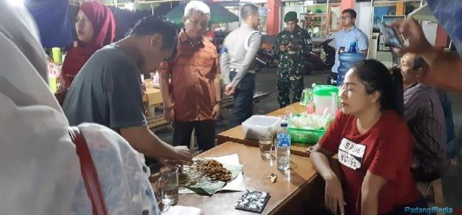Saat Digerebek Petugas, Pedagang Buang Sate Babi ke Got