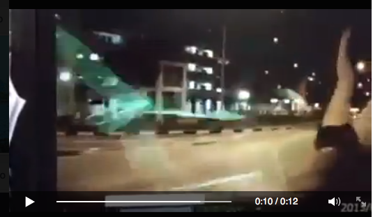[VIDEO] Asyik Bermain HP, Seorang Wanita Terlempar Ditabrak Mobil  di Singapura