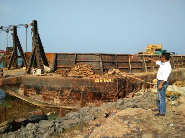 Tugboat dan Tongkang yang Terbalik di Kabil Berhasil Dievakuasi