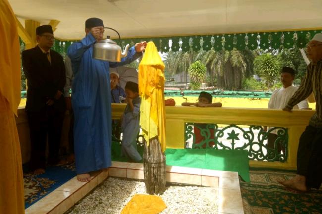 Nizar Ziarahi Makam Pahlawan Nasional di Lingga