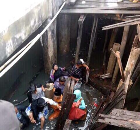 Pelantar Gabion Ambruk, Sejumlah Orang Tercebur ke Laut