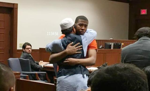 Pria Muslim AS Memeluk dan Maafkan Pembunuh Anaknya, Hakim pun Terdiam