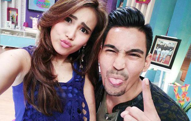 Ayu Ting Ting akan Menikah dengan Robby Purba?