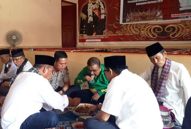 Lahapnya Bupati Aunur Rafiq Menikmati Bajamba Basamo