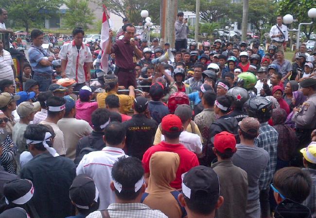 Unjuk Rasa Pedagang Ricuh, Pendemo Goyang Pagar BP Batam