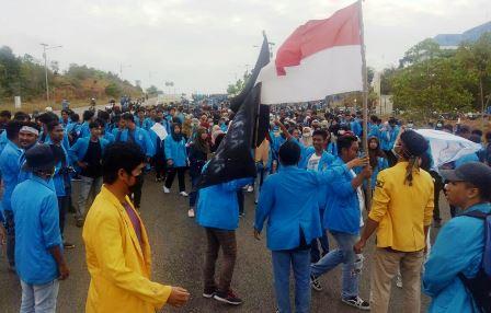 Ribuan Mahasiswa di Pulau Bintan Long March ke DPRD Kepri