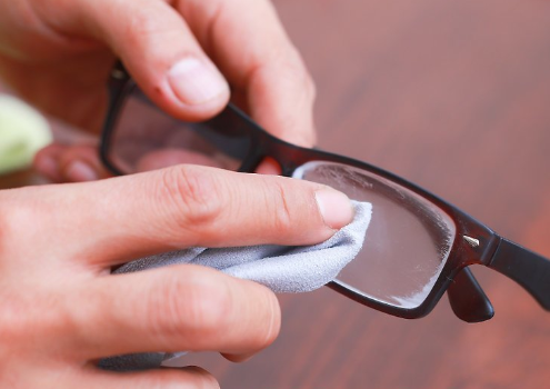 11 Cara Jitu Hilangkan Baret di Kacamata, Bisa Pakai Sabun Cuci Piring