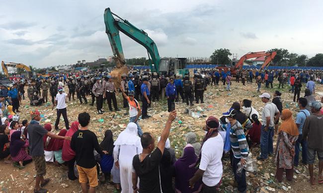 Ibu-ibu Duduk di Depan Alat Berat: Tabrak Saja, Biar Kami Mati! 