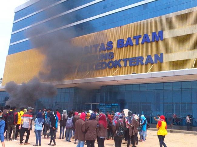 Mahasiswa Tuding Kampus Putuskan Sepihak Wisuda Pakai Kopiah