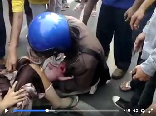 [VIDEO] Seorang Wanita Melahirkan di Jalan Raya Justru Dikerubuti