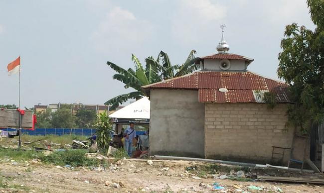 Mau Dibongkar, Warga Korban Penggusuran Tanjunguma Berjaga-jaga di Musala