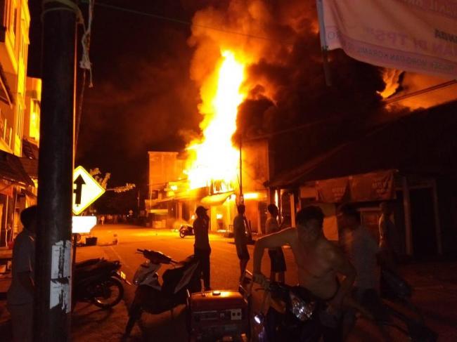 Tanpa Damkar, Warga Berjibaku Padamkan Kebakaran di Moro 