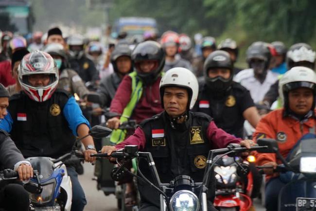 UAS Geber Moge Pulang Salat Subuh dari Masjid Agung Batam