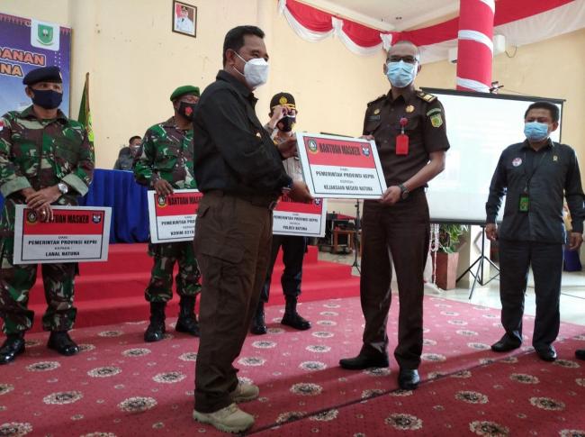 Pjs Gubernur Kepri Serahkan 100.000 Masker untuk Kabupaten Natuna
