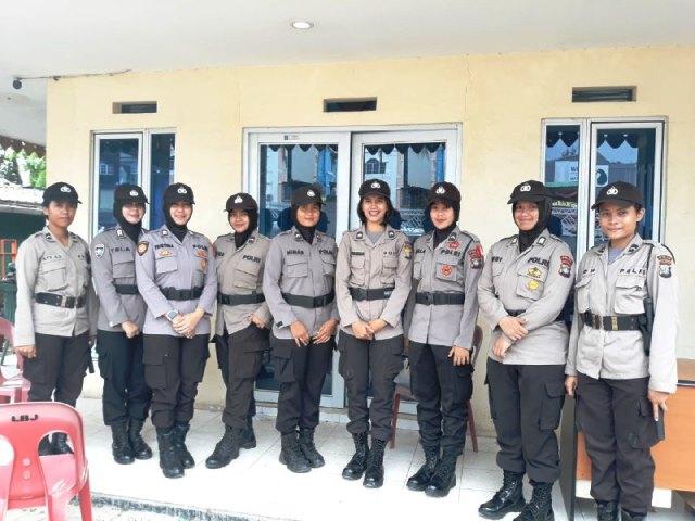Deretan Polwan Cantik Ademkan Penghitungan Suara di PPK Lubuk Baja