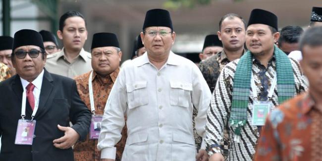 Pengamat Politik Sarankan Prabowo Ganti Gaya Berpakaian