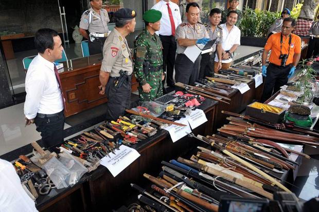 Polisi Temukan Ratusan Sajam dan Anak Panah Beracun di Kafe Penguasa Kalijodo