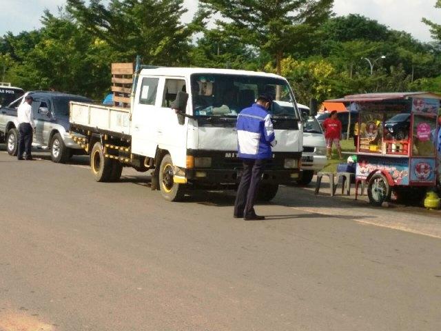 Puluhan Truk Mati KIR dan Tanpa Penutup Terpal Digaruk Petugas di SP Plaza