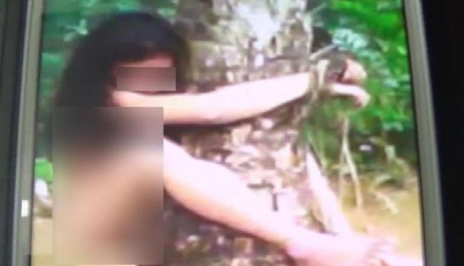 Begini 16 Adegan Rekonstruksi Suami Istri Telanjangi Menantu