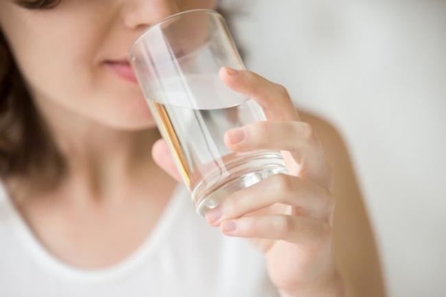 10 Manfaat Minum Air Putih Hangat di Pagi dan Malam Hari