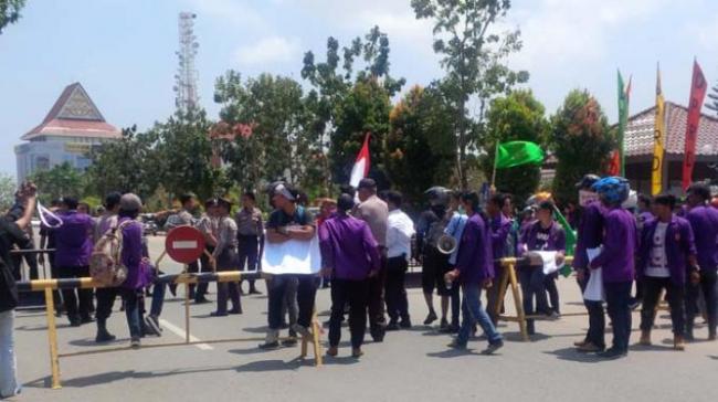 Dewan: Bendera Merah Putih Tak Penting di Kampus, Mahasiswa Murka