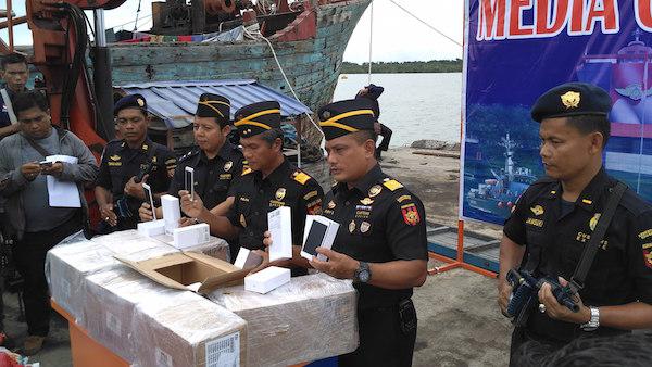 Petugas BC Keluarkan Tembakan Kejar Penyelundup Xiaomi Senilai Rp6,5 Miliar