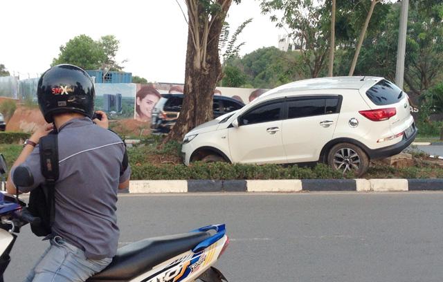 Diduga Terkejut Injak Gas, Mobil yang Dikendarai Gadis Ini Terbang Nabrak Pohon