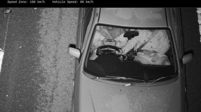 Pengemudi Ini Terpantau Main Ponsel Saat Mobil Melaju 80 Km/Jam